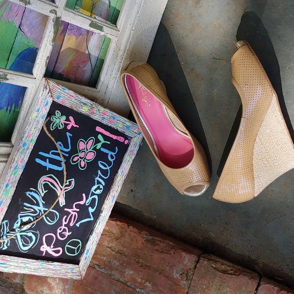 Lilly Pulitzer Shoes - Lilly Pulitzer beige wedge peep toe shoes